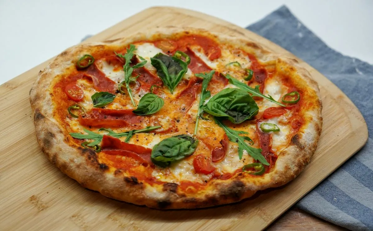 Vegetable pizza with fresh toppings